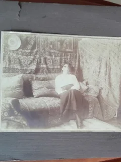 Fotografie pe carton, femeie in casa traditional romaneasca, perioada interbelica