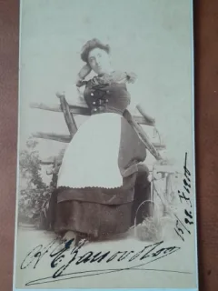 Fotografie pe carton, femeie in costum traditional, 1900