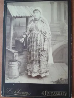 Fotografie pe carton, femeie in port popular, inceput de secol XX