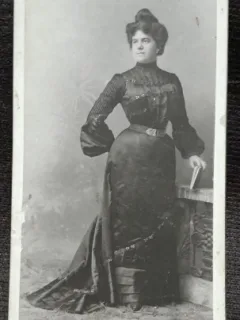 Fotografie pe carton, femeie in rochie lunga si cu coc, 1904