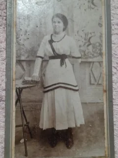 Fotografie pe carton, femeie in tinuta eleganta, inceput de secol XX