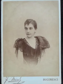 Fotografie pe carton, femeie in tinuta eleganta, sfarsit de secol XIX