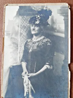 Fotografie pe carton, femeie in varsta cu palarie, sfarsit de secol XIX