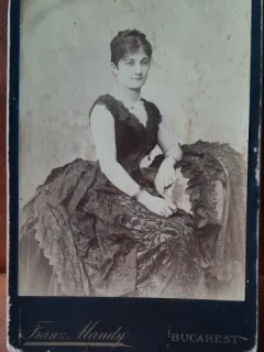Fotografie pe carton, femeie inceput de secol XX