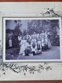 Fotografie pe carton, festivitate in mediul rural, perioada interbelica