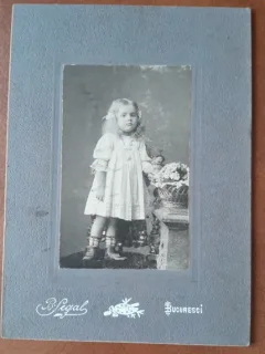 Fotografie pe carton, fetita blonda, inceput de secol XX