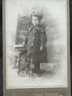 Fotografie pe carton, fetita cu basca, inceput de secol XX