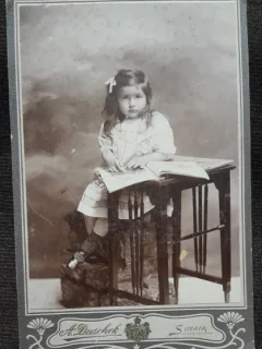 Fotografie pe carton, fetita cu carte, inceput de secol XX