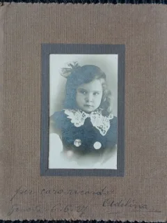 Fotografie pe carton, fetita cu fundita si guler de dantela, 1927