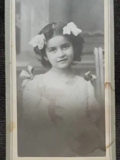Fotografie pe carton, fetita cu fundite, inceput de secol XX