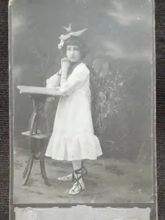 Fotografie pe carton, fetita cu palarie, 1913