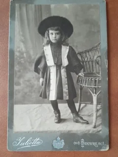 Fotografie pe carton, fetita cu palarie, sfarsit de secol XIX