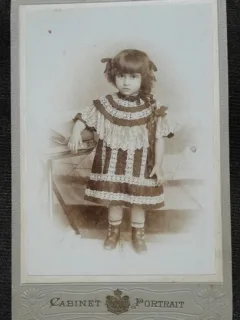Fotografie pe carton, fetita cu rochita si ghetute, inceput de secol XX