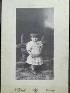 Fotografie pe carton, fetita de 2 ani, inceput de secol XX