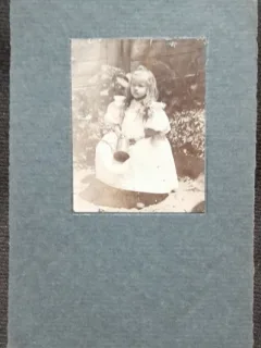 Fotografie pe carton, fetita in gradina, inceput de secol XX