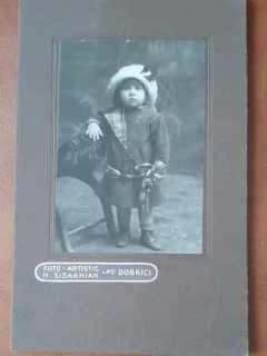 Fotografie pe carton, fetita, inceput de secol XX