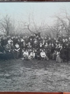 Fotografie pe carton, grup de militari cu sotiile, perioada interbelica