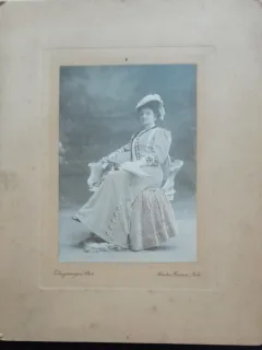 Fotografie pe carton, in tinuta de epoca, asezata pe un jilt, sfarsit de secol XIX