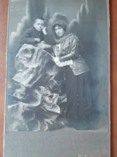 Fotografie pe carton, mama cu baiatul, inceput de secol XX