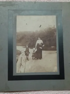Fotografie pe carton, mama cu doi copii, la plimbare prin Parcul Carol, Bucuresti 1913