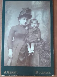 Fotografie pe carton, mama cu fetita in brate, inceput de secol XX