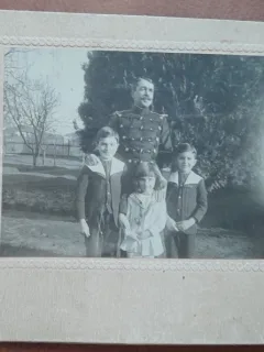 Fotografie pe carton, militar cu trei copii, sfarsit de secol XIX