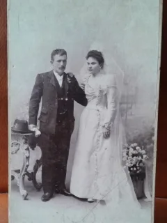 Fotografie pe carton, mireasa si mire, perioada interbelica