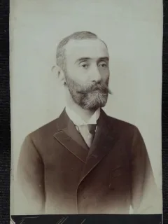 Fotografie pe carton, portret barbat cu barba si mustata, inceput de secol XX