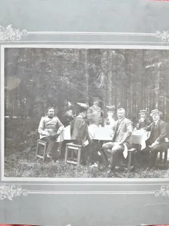 Fotografie pe carton, prieteni la picnic, perioada interbelica