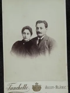 Fotografie pe carton, realizata cu ocazial logodnei doctorului Nicolae Apoteker cu Maria, nascuta Greceanu, sfarsit de secol XIX