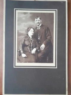 Fotografie pe carton, sot si sotie, sfarsit de secol XIX