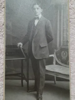 Fotografie pe carton, tanar cu papion, inceput de secol XX