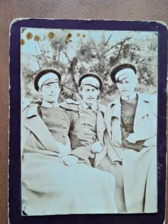 Fotografie pe carton, trei militari, perioada interbelica
