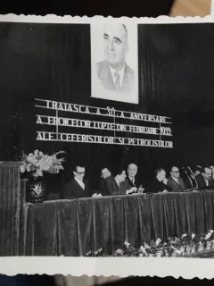 Fotografie, personalitati ale momentului la prezidiu, cu ocazia a celei de-a 30 aniversare a luptelor ceferistilor si petrolistilor din 1933