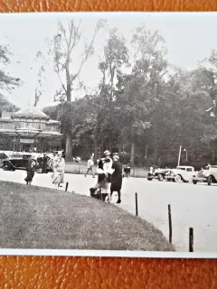 Fotografie plimbre in parc, perioada interbelica