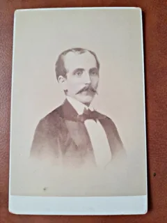 Fotografie portret barbat cu mustata, pe carton, sfarsit de secol XIX