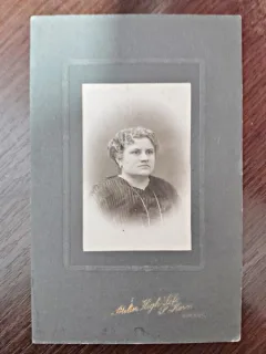 Fotografie portret de femeie, pe carton, sfarsit de secol XIX