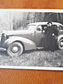 Fotografie prelat langa autoturism, perioada interbelica