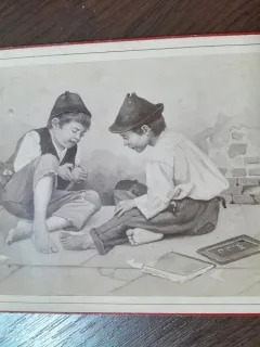 Fotografie realizata la final de secol XIX, reprezentand 2 baietei, joc de copii