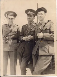 Fotografie reprezentand trei militari
