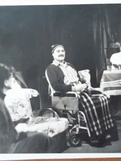 Fotografie, scena din piesa Frunzele amagitoarei neputinti