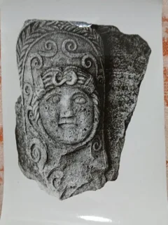 Fotografie, Scutul Trofeului, monumentul Tropaeum Traiani (Adamclisi)