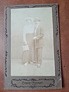 Fotografie sot si sotie, pe carton, sfarsit de secol XIX