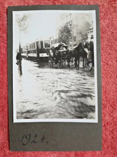 Fotografie, stada inundata, tramvai si trasura blocate, 1924