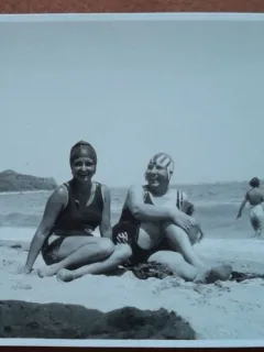 Fotografie, Stella, mama lui Geo Litarczek, parintele radiologiei romanesti, impreuna cu o prietena pe plaja Techirghiol, 1929