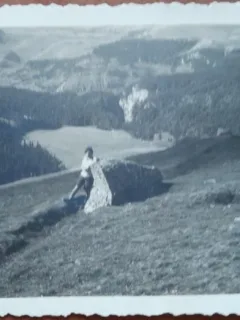 Fotografie, Stella, mama lui Geo Litarczek, parintele radiologiei romanesti, in drum spre Babele, Caraiman, 1933