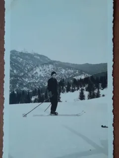 Fotografie, Stella, mama lui Geo Litarczek, parintele radiologiei romanesti, la Predeal pe partia Cioplea, 1935