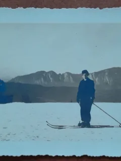 Fotografie, Stella, mama lui Geo Litarczek, parintele radiologiei romanesti, la schi, vedere spre Postavaru, 1937