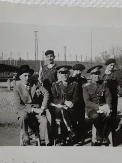 Fotografie, subofiteri din armata Regala Romana, impreuna cu 4 civili