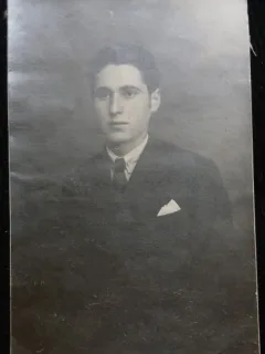 Fotografie tip Carte Postala, Tanar cu cravata si batista la buzunar, 1925